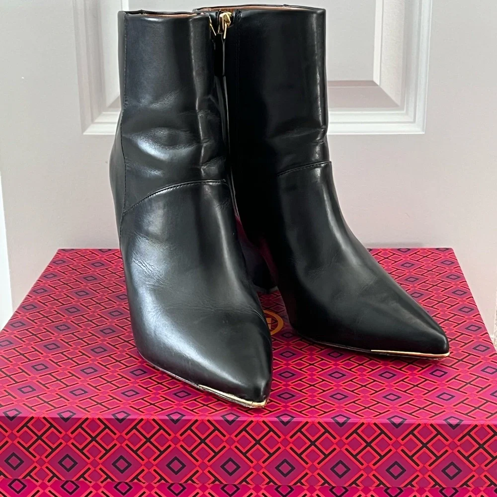 Tory Burch LILA 90MM Zip Up Ankle Bootie
Calf Leather - Picture 4 of 16